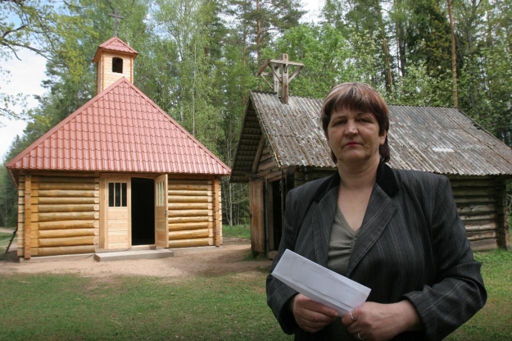 Galgauskas kapsētā pagaidām blakām pastāv šodiena un vairāk nekā simt gadu vēsture – jaunā un vecā kapliča. Kapu uzraudze un zvaniķe Inese Svece atzīst, ka jaunas kapličas celtniecība bijusi ilgi gaidīta.
Autors: Gatis Bogdanovs