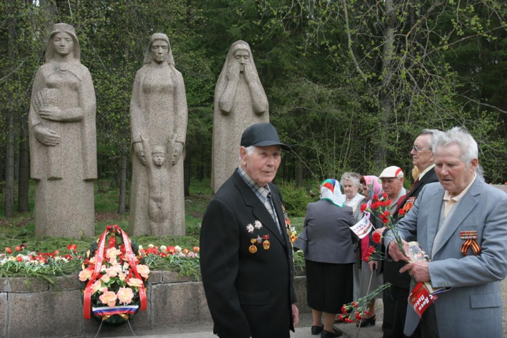 Pēc svinīgā brīža Brāļu kapos sagūla ziedi, vainagi. Daži pasākuma apmeklētāji turpat kapu malā izdzēra simboliskos simts gramus degvīna un kopīgi nodziedāja 