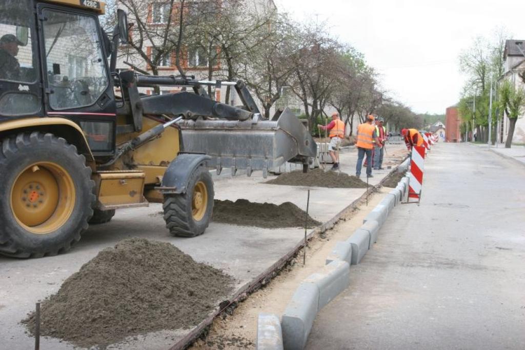 Ābeļu ielā turpmāk brauktuve būs šaurāka un gar vienu ielas malu varēs šķērsām novietot automašīnas. 
Autors: Gatis Bogdanovs