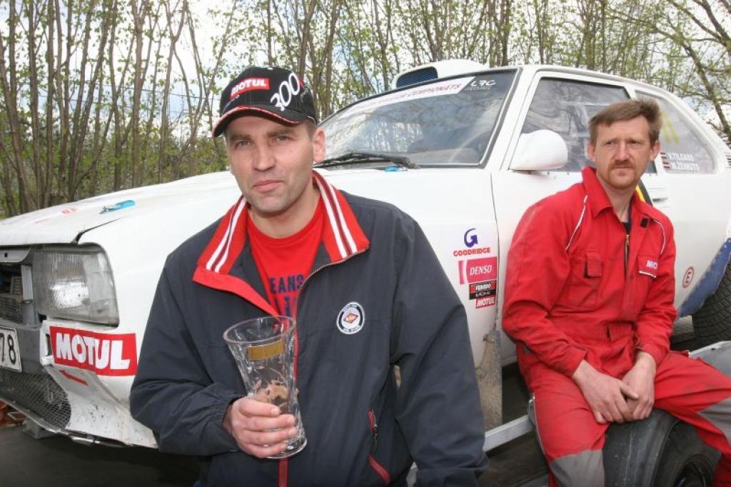 Viesturs Tilgass ir gandarīts par sasniegumiem rallijā Igaunijā. Savs nopelns tajos ir arī komandas mehāniķim Viktoram Žavridam. 
Autors: Gatis Bogdanovs