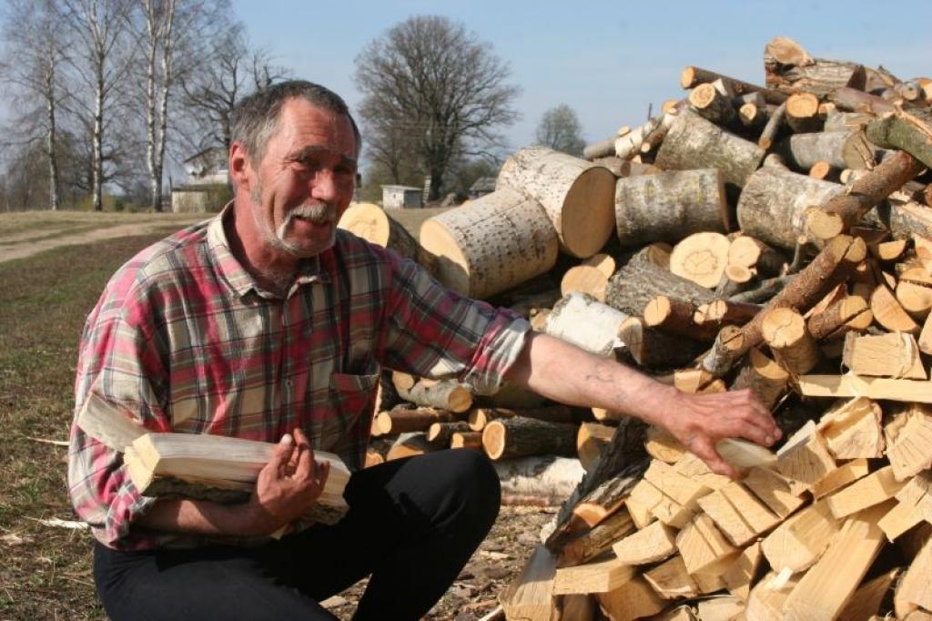 Litenes pagasta iedzīvotājs Ziedonis Slaidiņš no darba brīvajā laikā steidz sarūpēt malku, kas katrā lauku mājā ir gandrīz vai pirmā nepieciešamība.
Autors: Gatis Bogdanovs