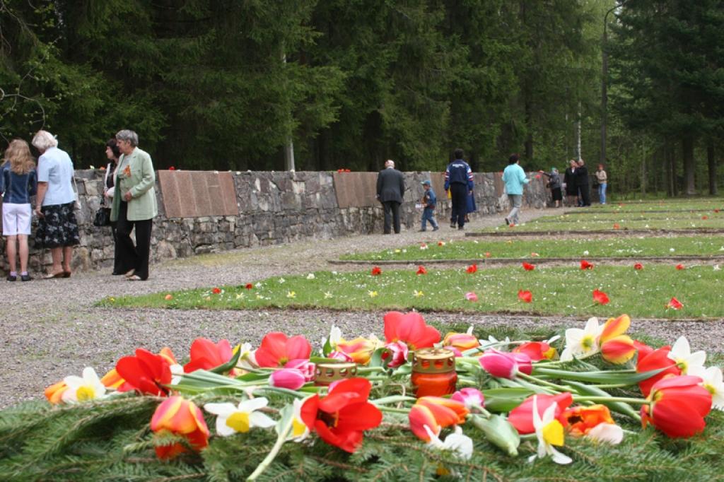 Šodien Gulbenes Brāļu kapos starp Uzvaras svētku dalībniekiem lielākoties bija Otrā pasaules kara veterāni, viņu piederīgie, arī mazi bērni. Līdzās amatpersonām stāvējā arī pareizticīgo mācītājs.
Autors: Diāna Odumiņa