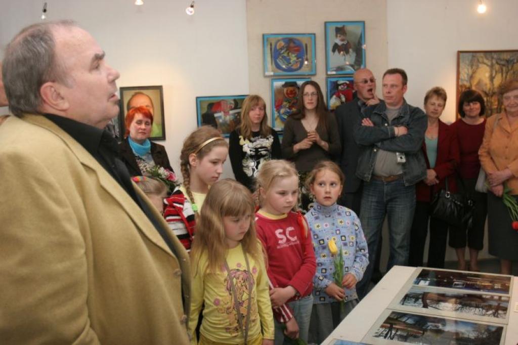 Gulbenes vēstures un mākslas muzejā šonedēļ atklāja divu novadnieku izstādes – Andreja Gāršnieka “Vīzijas par tēmu” un Gerharda Harija “Turpat, tāpat”.
Autors: Inita Savicka