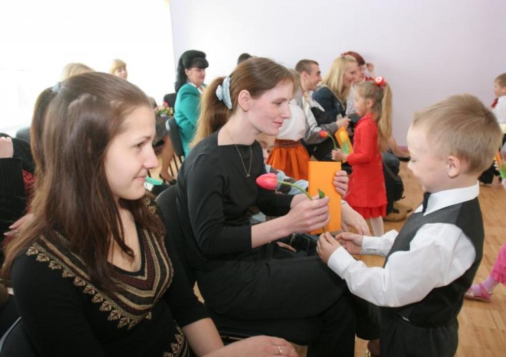 Pilsētas bērnudārzos šajās dienās svin Mātes dienu. Tāda tā bija šodien, 8.maijā,  Nākotnes ielas bērnudārzā 