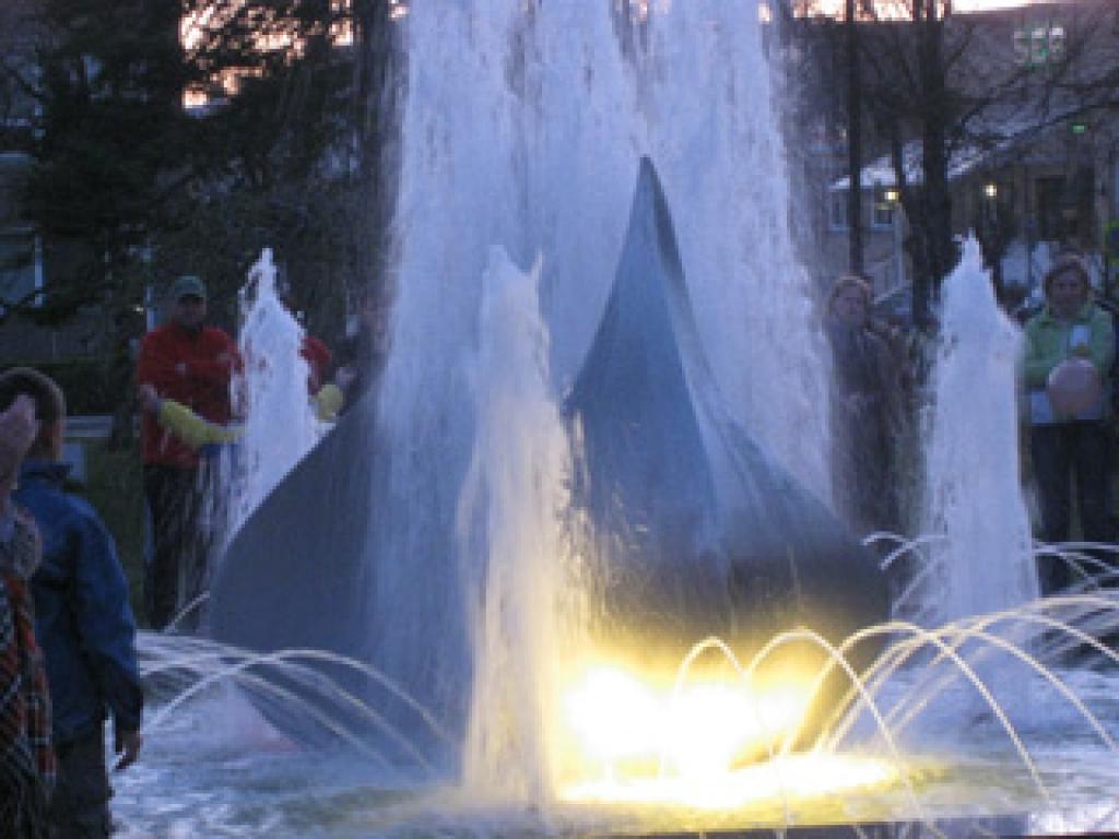 1.maija novakarē pilsētnieki pulcējās centrālajā skvērā pilsētas centrā, lai atkal ielīksmotu sirdis, skatoties strūklakas 