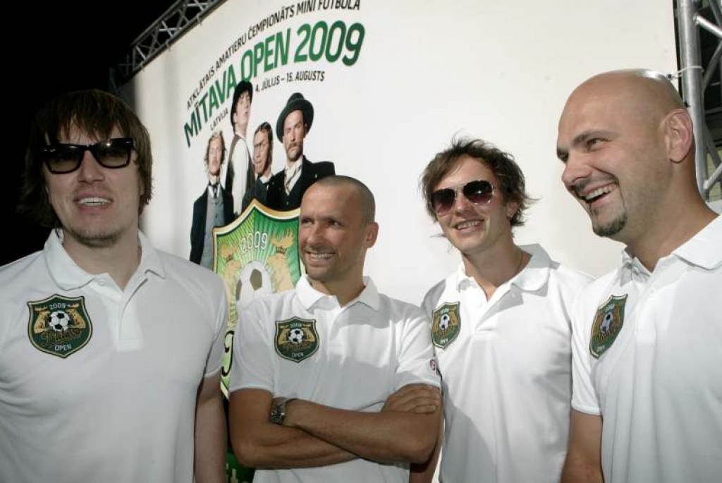 “Šis stāsts ir par futbolu, tāpēc galvenajās lomās būs visi, kas būs pieteikušies cīņā par lielo balvu,” saka Kaspars Roga (otrais no kreisās). “Lai amatieru futbola turnīrā “Mītava Open 2009” galvenie ir futbolisti un komandas!” piebilst Māris Mihelsons (pirmais no kreisās). 
Autors: Foto: AFI