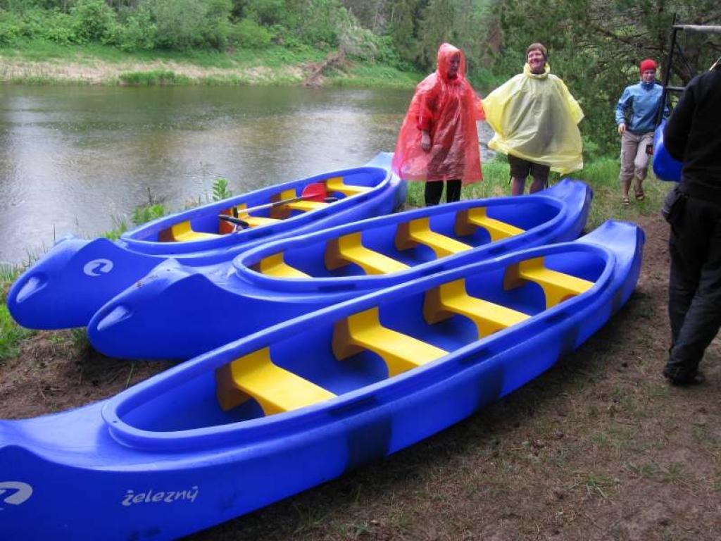 Kanoe laivas, kas gatavotas no īpaša materiāla, kas ir izturīgs pret dažādiem triecieniem, ir patīkams pārbaudījumus tiem laivotājiem, kas airus rokās ņem pirmo reizi.
Autors: Pārsla Konrāde