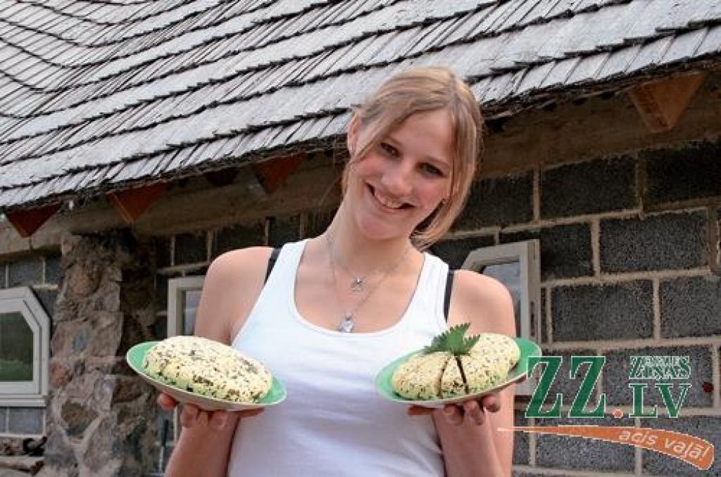 Madara Krecere ar pagatavotajiem siera rituļiem.
Autors: Aldis Dubļāns (