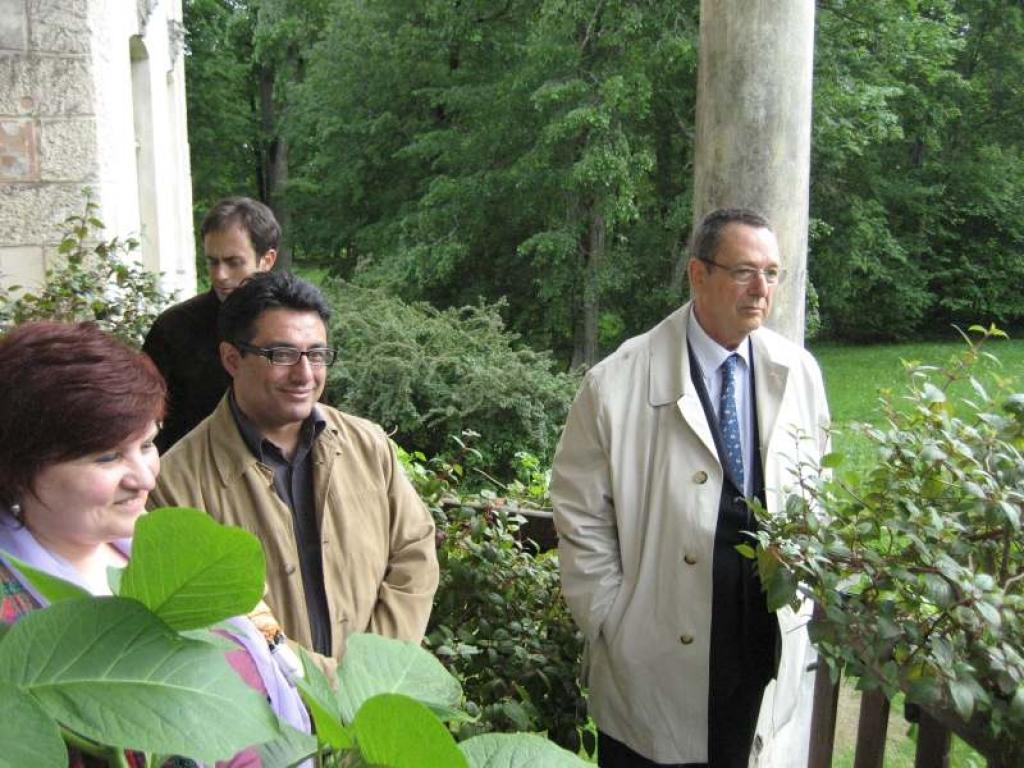 75 gadus vecais Lampedūzas princis Džoakīno Lanca Tomasi (centrā) uz Stāmerienas pils terases raugās ainavā un aizdomājas par saviem slavenajiem audžuvecākiem, kas reiz mituši šeit.
Autors: Diāna Odumiņa