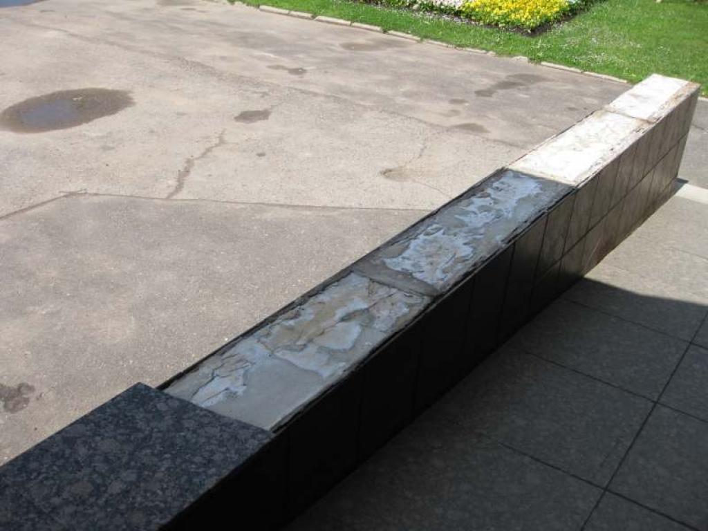 Pēc izaiduma svinībām pie Gulbenes kultūras centra ieejas tika sabojātas flīzes.
Autors: Malda Ilgaža