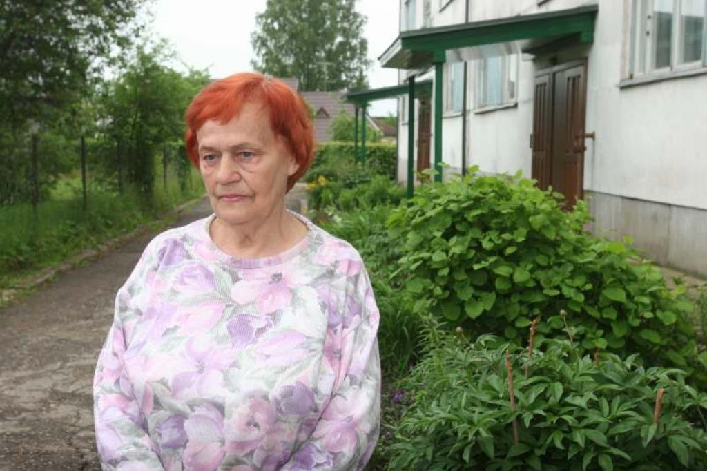 Šodien, 14.jūnijā, Komunistiskā genocīda upuru piemiņas dienā gulbeniete Mirdza Sīle kopā ar citiem politiski represētajiem noliks ziedus pie piemiņas zīmes Gulbenes dzelzceļa stacijā un domās vēlreiz izstaigās tālo ceļu uz Sibīriju. “Man ir ļoti smagi to atcerēties, tāpēc izvairos par to runāt,” saka Mirdza.
Autors: Gatis Bogdanovs