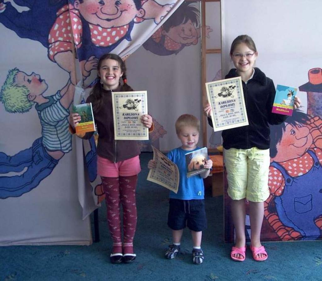 Aktīvākie lasītāji - Karlsona draugi - saņēma diplomus un dāvaniņas ar mūsu atbalstītāju VAS „Hipotēku un zemes bankas