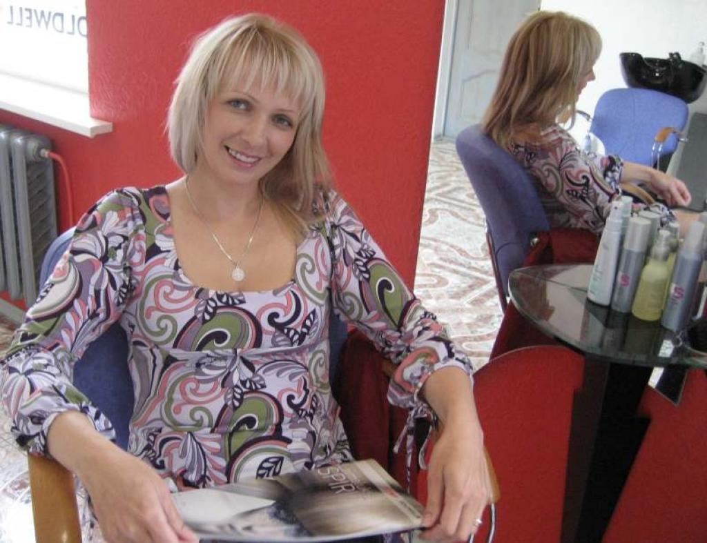 Ligita Kluce mīl frizieres darbu. Viņai Gulbenē ir pašai sava frizētava, kurā viņa – vienīgā darbiniece. Ligitai ir savs klientu loks – gan bērni, gan kungi, gan dāmas. 
Autors: Diāna Odumiņa