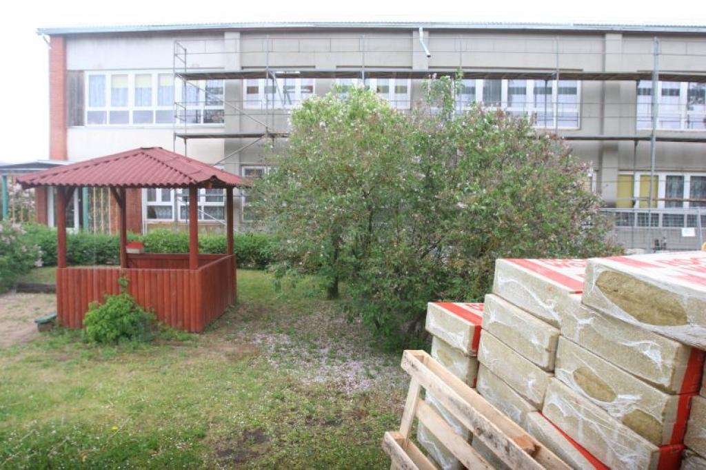 Gulbenes bērnudārzā “Rūķītis” tiek labiekārtota apkārtne, renovēta teritorijas apgaismojuma sistēma, sakārtota lietus ūdeņu novadīšanas sistēma, kā arī siltināta un krāsota iestādes fasāde. Darbus plānots pabeigt jūlija sākumā. 
Autors: Gatis Bogdanovs