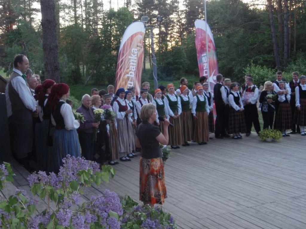 Tautisko deju festivālā sadancoja dejotāji gan no Gulbenes, gan arī Jēkabpils un Valmieras rajona.
Autors: No personiskā albuma
