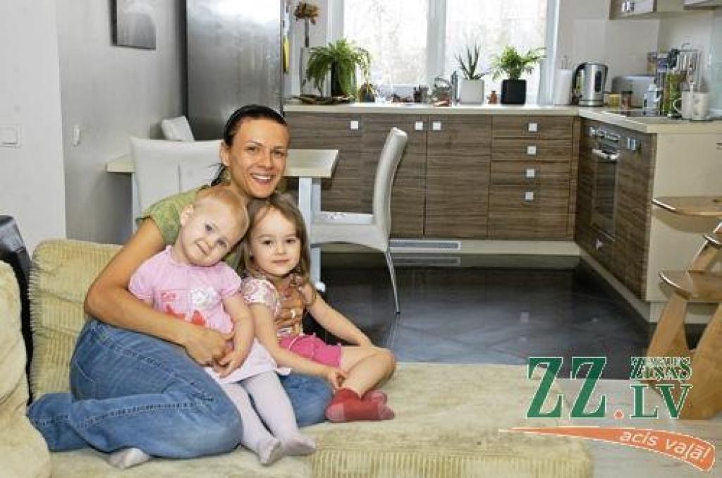 Alise Anitena kopā ar meitām Sāru un Sonoru daudz stundu pavada dzīvoklī, kuru iekārtojot vispirms domāts par atvasīšu ērtībām un labsajūtu.
Autors: Ivars Bogdanovs