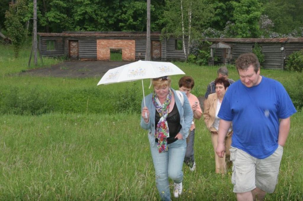 “Vecpilsētas teātrī darbojas gados jauni cilvēki, kuri ikdienā ir saistīti ar biznesu, bet brīvajā laikā spēlē teātri. Mēs nekonkurējam ar lielajiem teātriem, bet mums ir izveidojies savs skatītāju loks. Visi izrādes dalībnieki atsaucīgi uzņēma Raita priekšlikumu spēlēt “Silmaču” estrādē,” saka Vecpilsētas teātra režisore Edīte Neimane ( pirmā no labās), kura kopā ar producentu Raiti Dziedātāju ciemojās “Silmaču” muzejā pie tā vadītājas Sandras Āres.
Autors: Gatis Bogdanovs