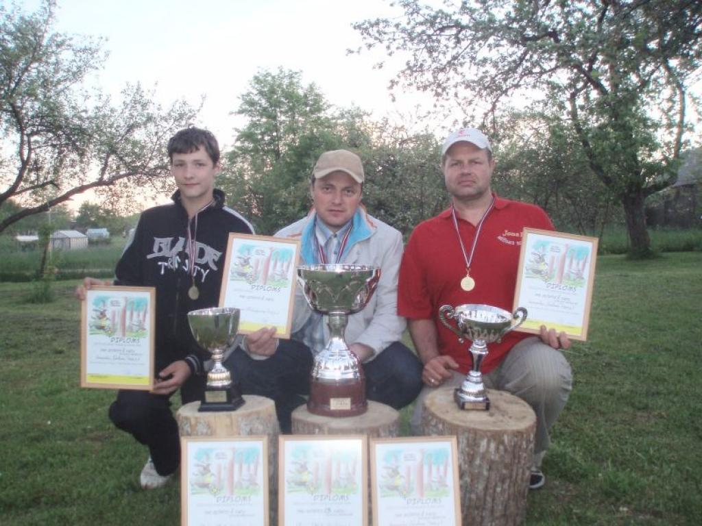 Gulbenes komanda šaušanas sacensībās, izcīnot “Gros Auto” kausu, 50 dalībnieku konkurencē pārliecinoši kopvērtējumā ieguva 1.vietu. Komandā startēja Vilnis Zvirgzdiņš (no labās), Juris Prokofjevs un Dairis Neilans. Ceturtais dalībnieks – madonietis Aivars Stradiņš attēlā nav redzams. 
Autors: No personiskā albuma