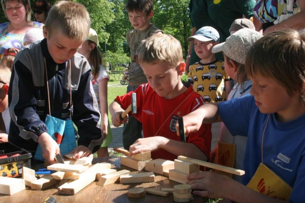 Pirms bērnu gājiena pirmsskolas izglītības iestādes dažādās parka vietās iekārtoja radošās darbnīcas, kurās ikviens - liels vai mazs - apguva dažādas interesantas iemaņas.
Autors: Gatis Bogdanovs