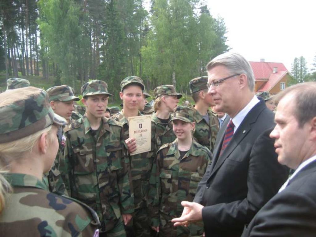 Pavisam Vidzemes jaunsargu nometnē, kas atradās Nacionālo bruņoto spēku sporta un atpūtas bāzē „Pipariņi”, piedalījās vairāk nekā 300 jaunsargu - 13 līdz 18 gadus veci. Salidojuma laikā jaunsargiem bija dažādas sportiskas un militāras...