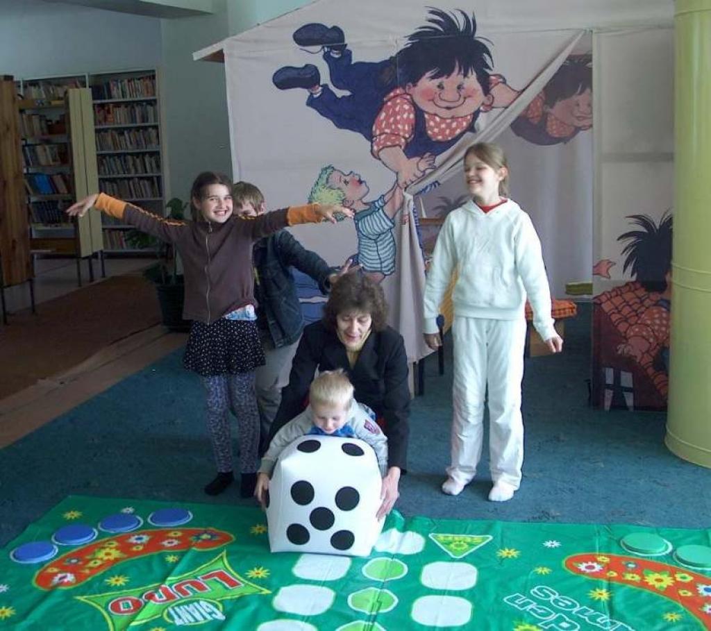 Gulbenes bērnu bibliotēkā līdz 14.augustam katru darbdienu no pulksten 12. līdz 14.00 sākumsskolas skolēnus gaida 