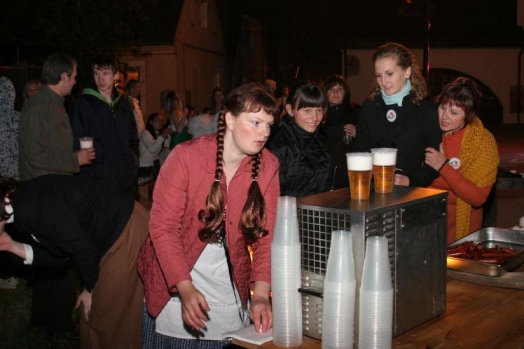 Baltās pils parkā 6.jūnija vakarā - Sajūtu mistēriju stunda. Muzikanti, dziedoši aktieri, Maskas, Tēli, zvaigznes, kas spoguļojas dīķos, pilnmēness ...
