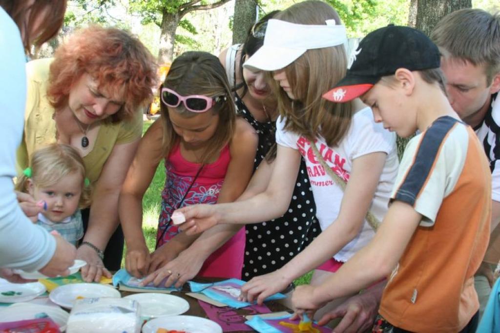 Gulbenē šodien, 1.jūnijā, Jaunatnes parkā pirmo reizi notika Ķiparu balle, uz kru bija ieradušies mazuļi no Stāķu, Litenes, Jaungulbenes, Lejasciema, Beļavas, Rankas, kā arī no Gulbenes 1. un 2. pirmsskolas bērnu iestādes kopā ar...
Autors: Malda Ilgaža
