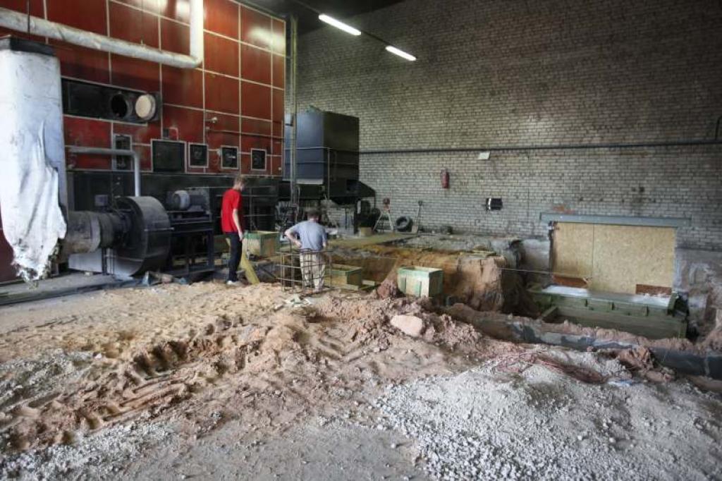 Gulbenē, Nākotnes ielā 7, pašlaik gatavo pamatus jaunajam, modernajam apkures katlam, ko uzstādīs augustā.
Autors: Gatis Bogdanovs