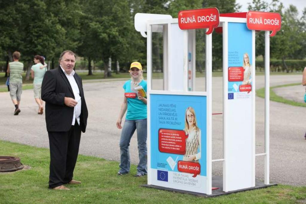 Sūdzību kioska mērķis ir pievērst iedzīvotāju uzmanību patērētāju tiesībām, kā arī atgādinājums, ka nevajag baidīties tās izmantot.
Autors: Gatis Bogdanovs