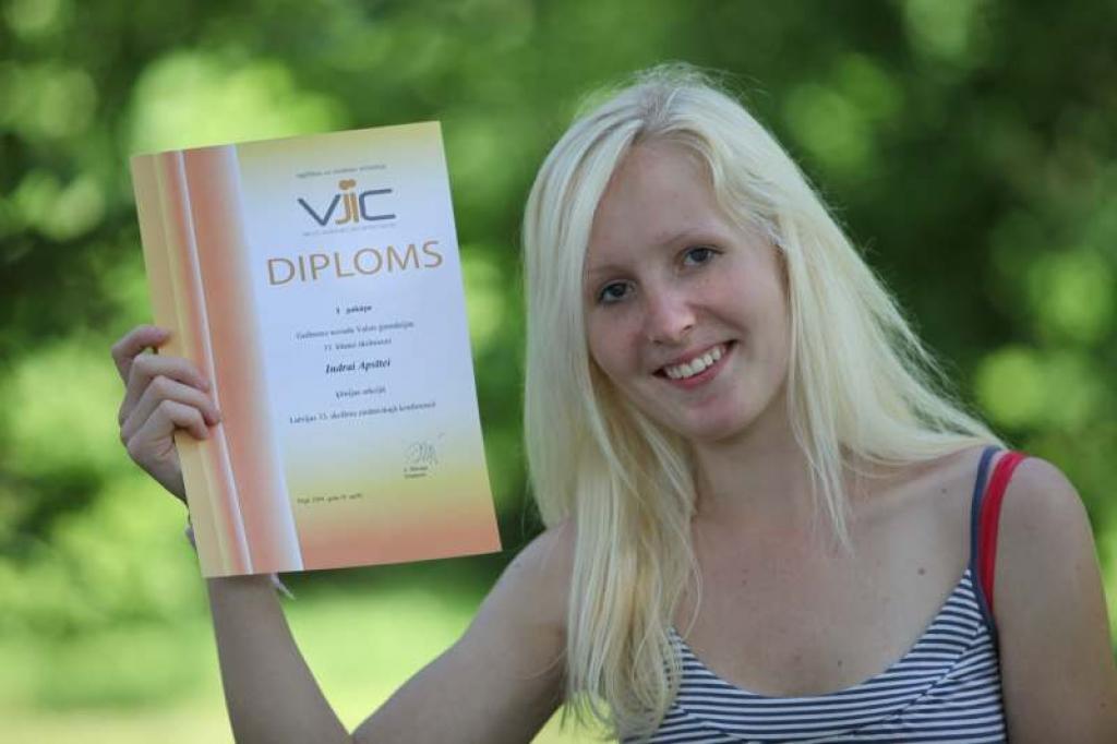 “Tas, ka guvu uzvaru skolēnu zinātniski pētniecisko darbu konkursā, man bija patīkams pārsteigums un stimuls turpmākai zināšanu papildināšanai,” saka Gulbenes Valsts ģimnāzijas 12. a klases skolniece Indra Apsīte.  
Autors: Gatis Bogdanovs