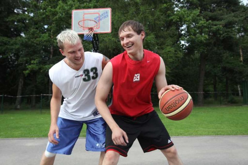 Artūrs Brūniņš un Pāvels Veselovs cer, ka izdosies atrast izdevīgu piedāvājumu nākamajai sezonai, tikmēr šobrīd viņi mēģina trenēties paši tepat Gulbenē. 
Autors: Gatis Bogdanovs