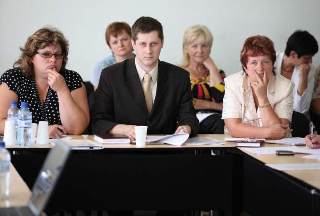 Vita Kravale (pirmā no kreisās) prognozē, ka štatu komplektēšana novada domē varētu turpināties līdz augusta beigām.
Autors: Gatis Bogdanovs (no arhīva)