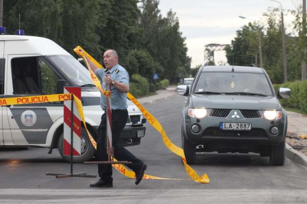 Sapieru brigāde uz O.Kalpaka ielas atrasto kara laika lādiņu aizveda projām, lai pārbaudītu tā bīstamību.
Autors: Gatis Bogdanovs