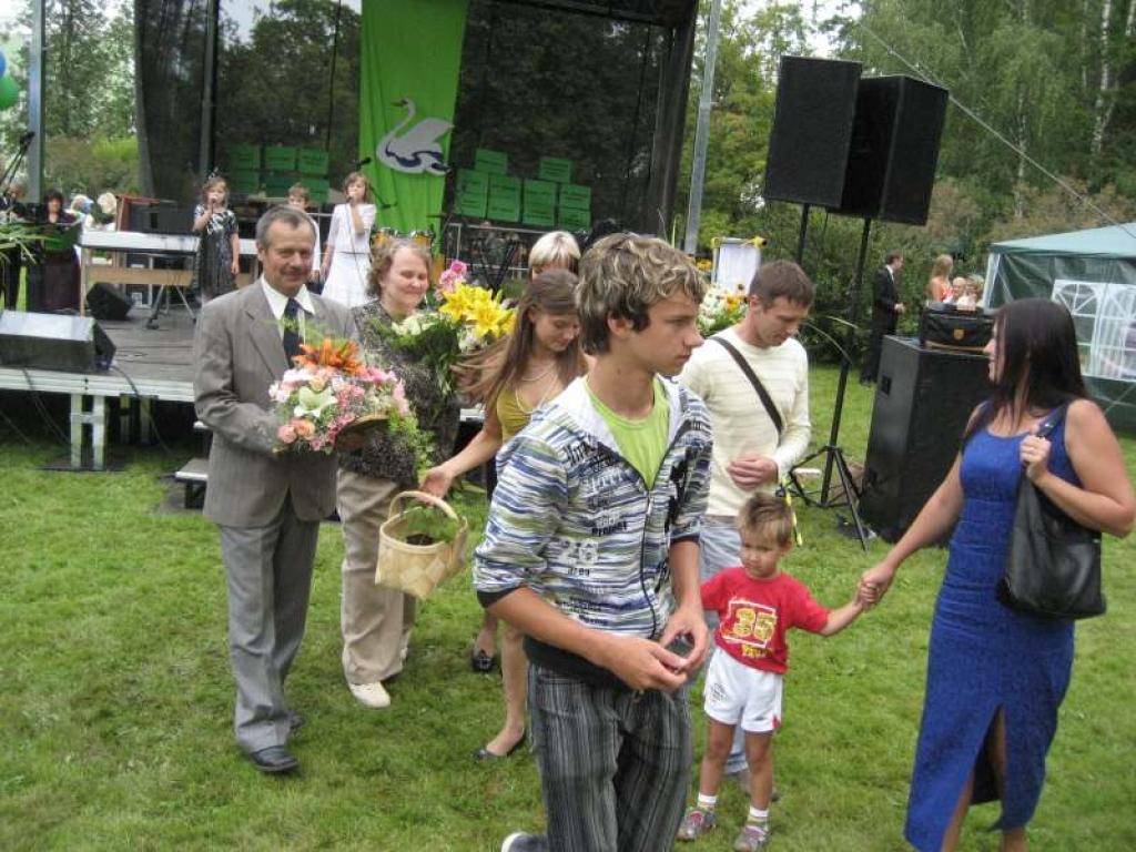 Lielās ģimenes nominācijā sumināja jaungulbeniešus Jāni un Adīnu Andževus, kas uzaudzinājuši deviņus bērnus, tostarp trīs brāļa bērnus un vienu bērnu aizbildniecībā.
Autors: Diāna Odumiņa