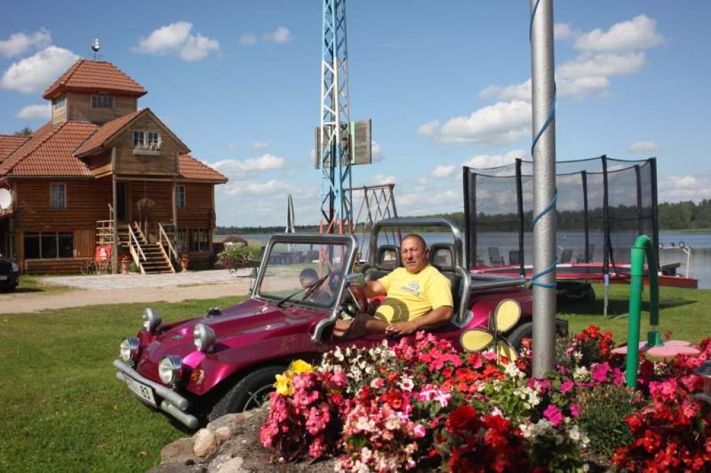 “Stāmerienā līdzās ir vairāki viesu nami, taču svarīgākais ir pašiem būt visu laiku apritē, būt elastīgiem, būt kustībā,” ir pārliecināts “Zušu nama” saimnieks Andris Musajevs.
Autors: Gatis Bogdanovs