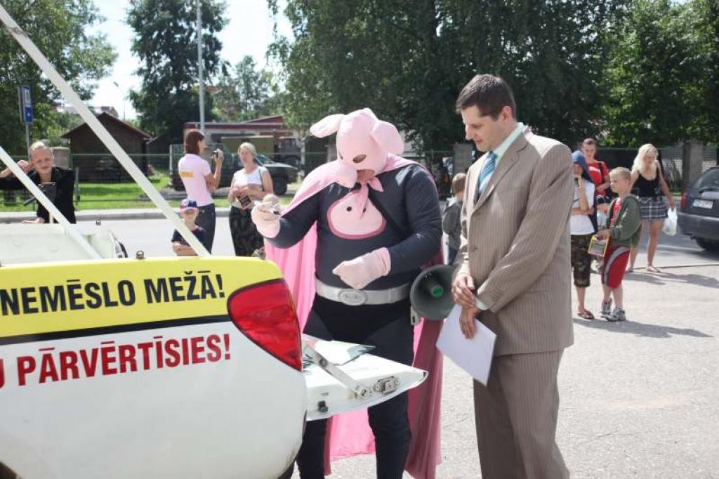 Cūkmens visus klātesošos, arī novada izpilddirektoru Māri Danieku, aicināja aktīvi šķirot atkritumus.
Autors: Gatis Bogdanovs