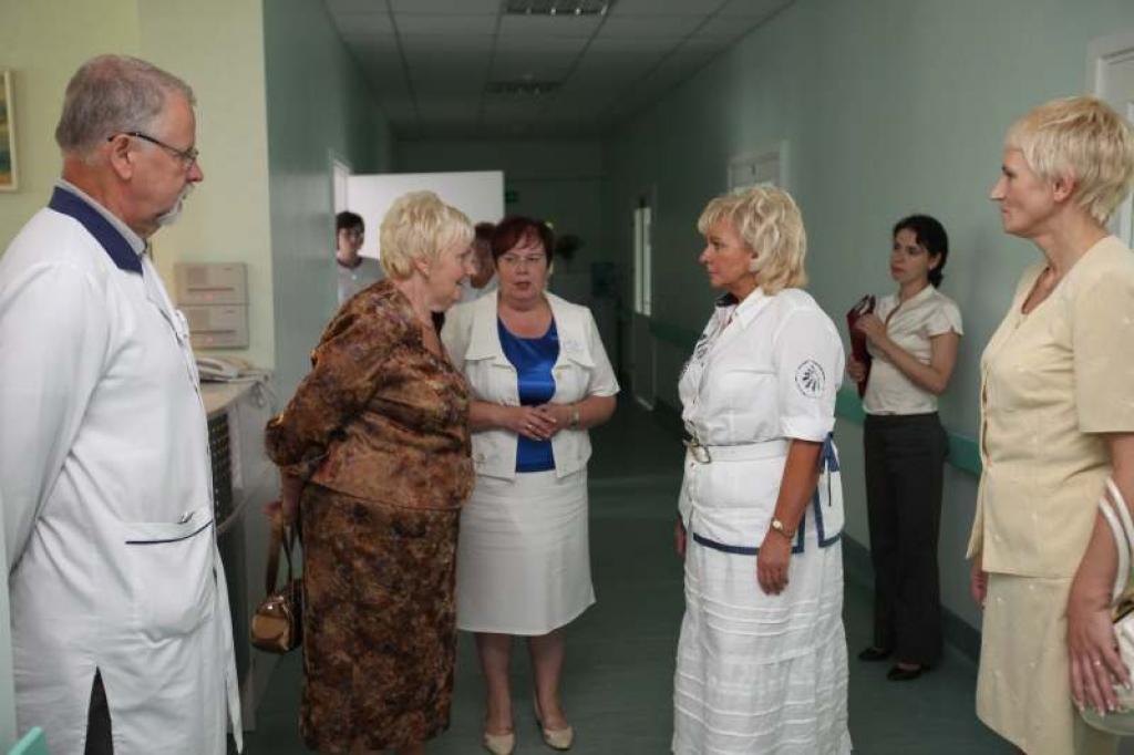 Veselības ministre Baiba Rozentāle vakar apmeklēja Gulbenes slimnīcu, lai uz vietas iepazītos ar tās nodaļām un sniegtajiem pakalpojumiem, kuriem jāpakārto arī pacientu plūsma, veidojot apvienību ar Balvu slimnīcu. 
Autors: Gatis Bogdanovs