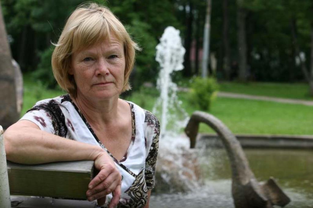 “Lai gan ir atvaļinājums, tomēr atpūsties un palasīt kādu grāmatu nepietiek laika, jo vasarā  darāmā vienmēr ir vairāk. Tiklīdz izravēts dārzs un dobes, tūlīt klāt ogu laiks, kad jāvāra ievārījumi un jāgatavo krājumi ziemai,” saka beļaviete Mērija Erlate.
Autors: Gatis Bogdanovs