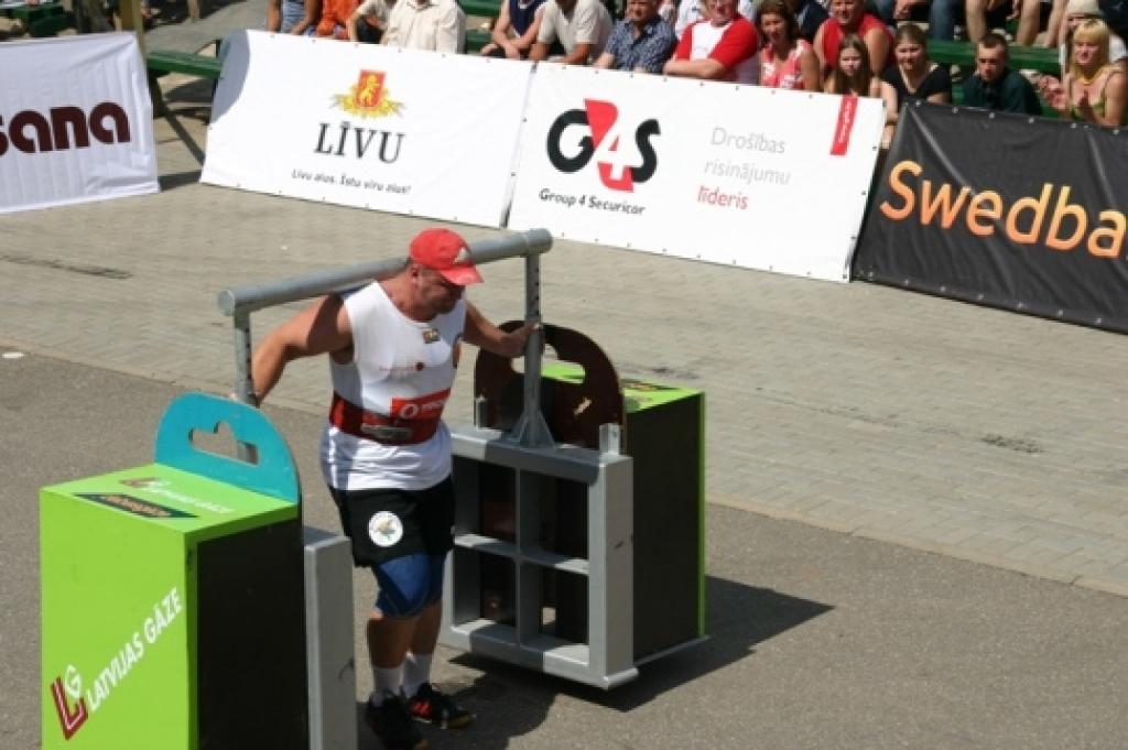 Aizvadītajā sestdienā  notikušajā posmā Preiļos pārsteidzoši labu sniegumu pēdējos vingrinājumos uzrādīja gulbenietis Andris Leišavnieks. No piektās sestās vietas pēc pirmajiem posmiem, pēc trešā sacensību posma atlēts ir pakāpies uz trešo vietu.  
Autors: No čempionāta arhīva