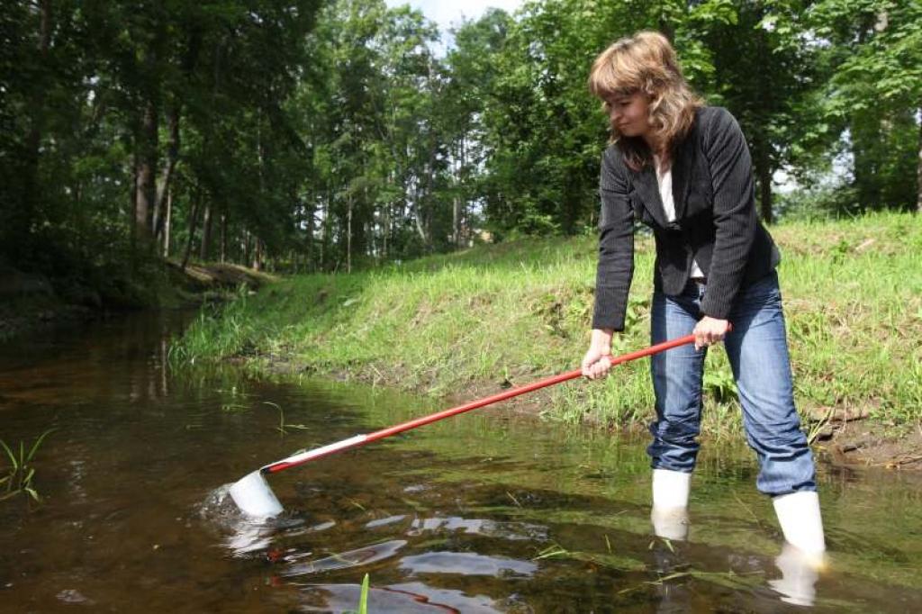 “Dzidrs ūdens nav galvenais kvalitātes rādītājs. Lai arī ūdens ir dzidrs, tajā var būt dažādi mikroorganismi,” skaidro Evita Zeiļuka.
Autors: Gatis Bogdanovs 