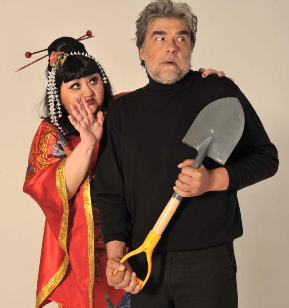 „Muzikālais teātris 7” brīvdabas izrādes iestudē kopš 2005. gada vasaras. Šogad skatītāju vērtējumam nodos komēdiju “Septītās debesis”. Lomās redzēsim arī Jolandu Suvorovu (sieviete ar jauktajām asinīm Suka Sana) un Juri Frinbergu (kapsētas uzraugs Gatis)
Autors: No personiskā albuma