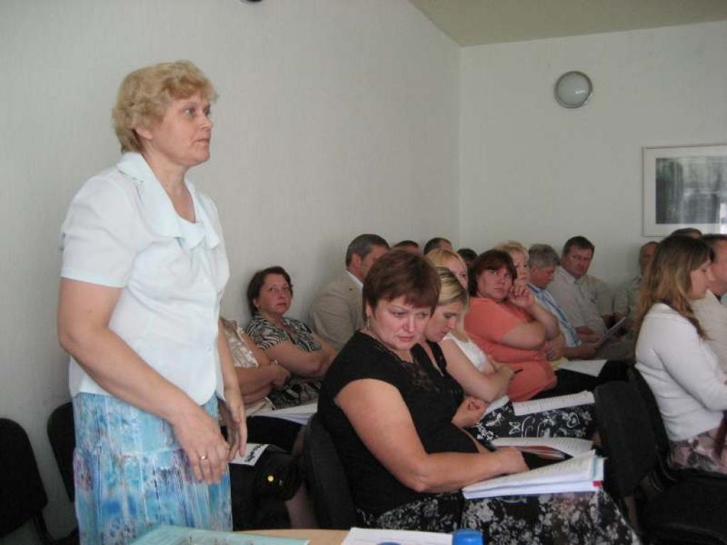 Gulbenes dzimtsarakstu nodaļas vadītāja Vita Elsiņa deputātiem skaidroja, ka koncepcija valstī paredz – vienai dzimtsarakstu nodaļai gadā jāreģistrē vismaz 500 civilstāvokļu akti. Visā Gulbenes rajonā pērn bijušas tikai 707 šādas darbības. Tomēr šis arguments deputātus nepārliecināja.
Autors: Diāna Odumiņa