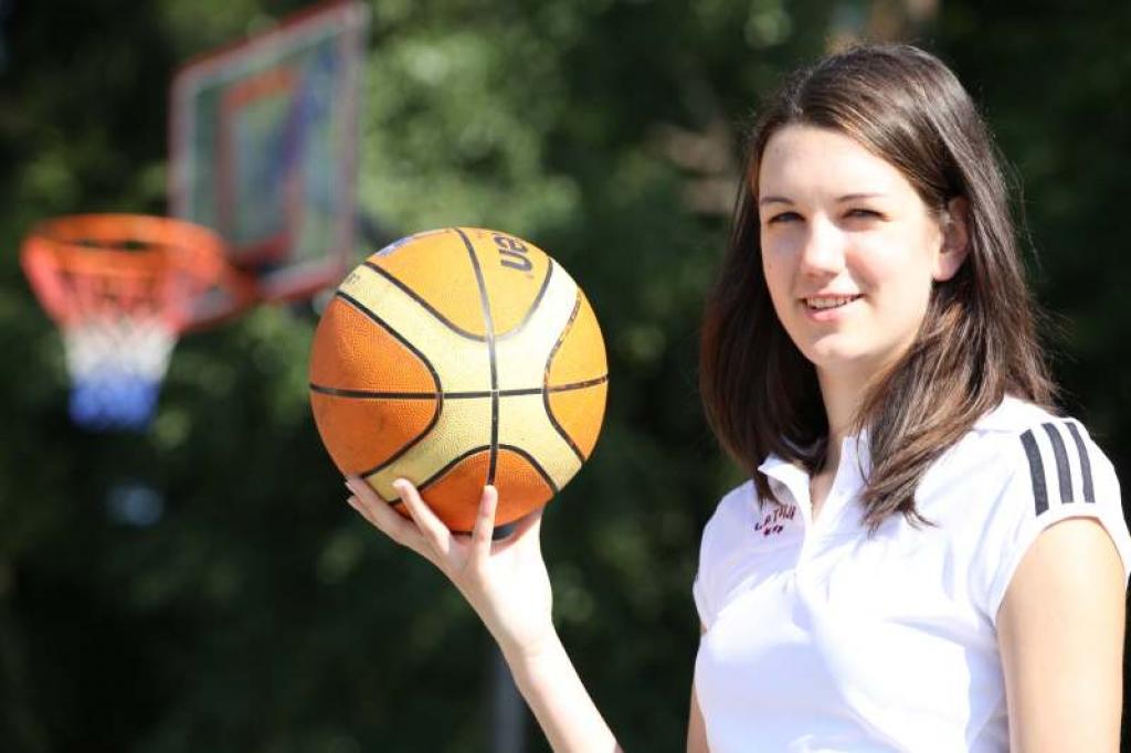 Gulbeniete Linda Rubene nesen ir atgriezusies no Eiropas čempionāta basketbolā 18 gadus vecajām meitenēm. Ar savu sniegumu Linda palīdzēja Latvijas izlasei izcīnīt 7.vietu.
Autors: Gatis Bogdanovs