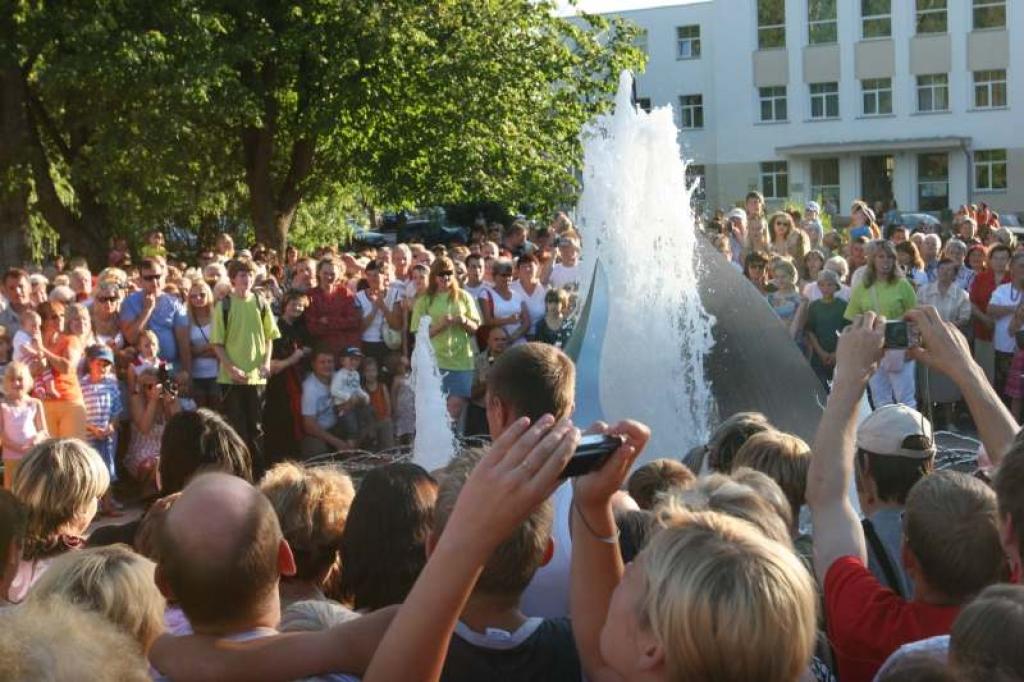 Viens no pagājušā gada Pilsētas svētku pasākumiem bija strūklakas atklāšana centrālajā skvērā.
Autors: Gatis Bogdanovs (no arhīva)