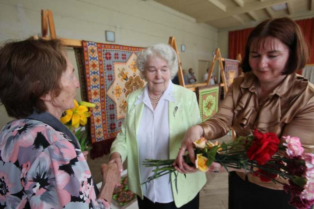Izstāde “Madernieka raksti izšuvumos” ir apskatāma Gulbenes kultūras centrā līdz 26.jūlijam, darbdienās no pulksten 9.00 līdz 17.00, bet 25. un 26.jūlijā - no pulksten 9.00 līdz 15.00.
Autors: Gatis Bogdanovs