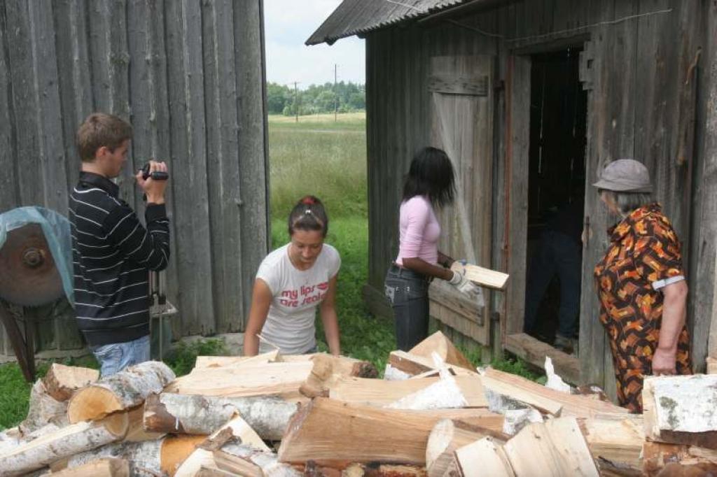 Šādu malkas čupu jaunieši kopīgiem spēkiem var sakraut stundas laikā, vecs cilvēks to krāmēs veselu mēnesi.
Autors: Evita Brokāne