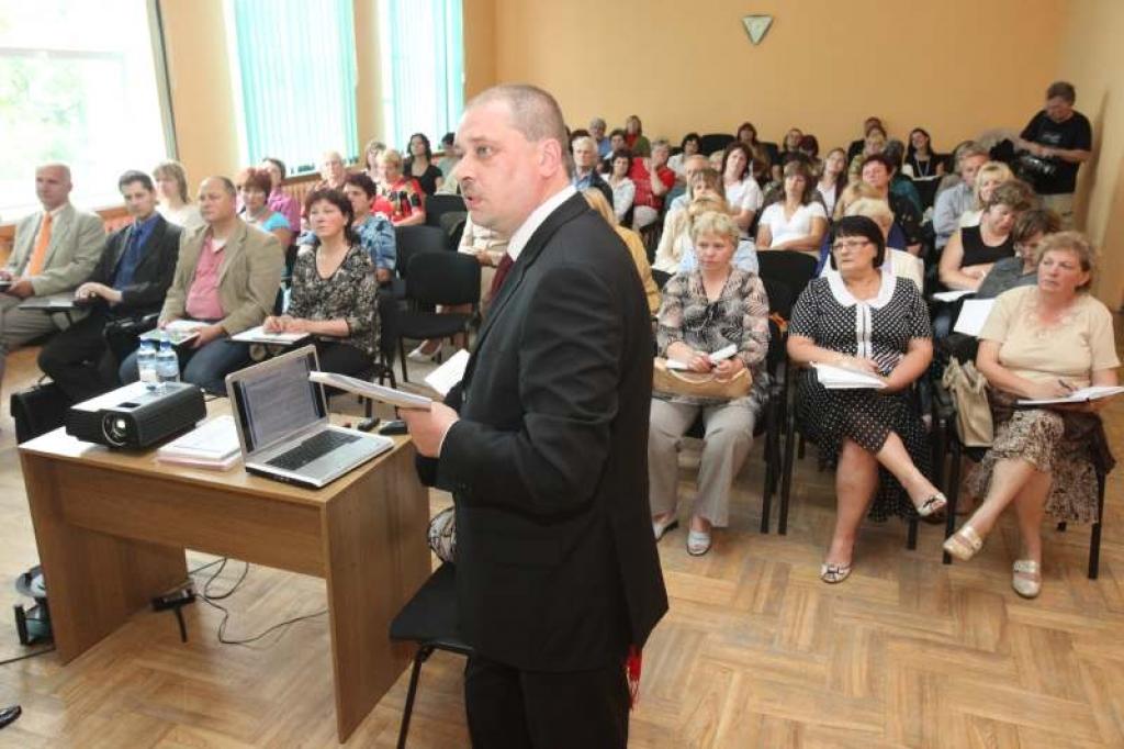 Vakar Gulbenes novada izglītības darbinieki tikās ar I zglītības un zinātnes ministrijas pārstāvjiem. Ministrijas parlamentārais sekretārs Rolands Broks iepazīstināja ar ministrijas izstrādāto birokrātisko šķēršļu mazināšanu izglītībā, ar finanšu līdzekļu sadali pagājušajā un jaunajā mācību gadā, kā arī centās atbildēt uz skolu direktoru jautājumiem.
Autors: Gatis Bogdanovs
