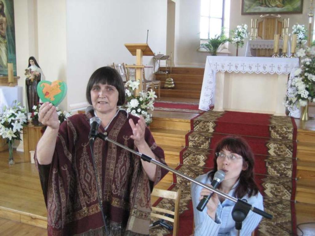 Psihoterapeite Gaļina Masļeņikova (no labās) lekcijā izmantoja trīs krāsu puzles gabaliņus, kas kopā salikti veido piepildītu sirdi. Klausītāji formulēja, ka tāda ir kristīgā ģimene, kurā ciešā savienībā ir vīrs, sieva un pēcteči. Sarunas starpniece bija tulkotāja latviešu valodā, kustības „Par dzīvību!” vadītāja Diāna Staņko.
Autors: Diāna Odumiņa