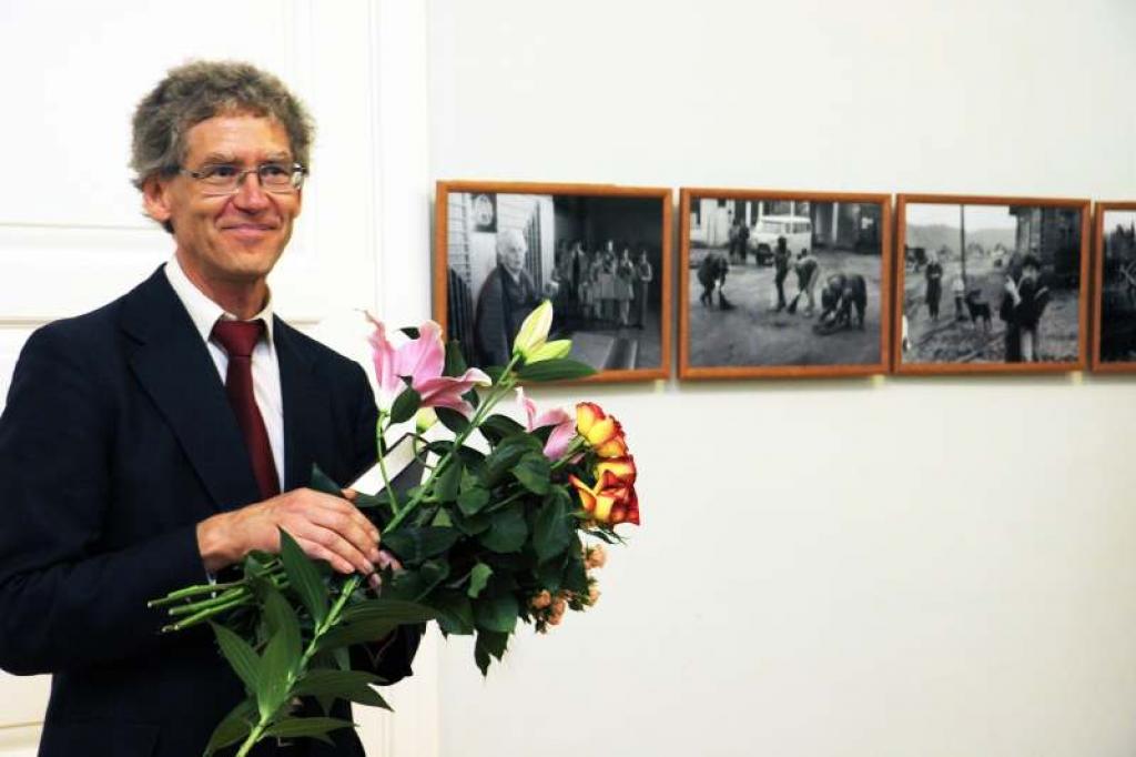 „Fotografēšanai manā dzīvē ir ļoti liela nozīme. Pilnīgi katram cilvēkam dzīvē vajag vismaz vienu bildi pasei, bet pārējais viss ir savam priekam. Fotografējot man ir iespēja kaut vai uz īsu brīdi apstādināt laiku, uztvert to īsto brīdi. Turklāt visas šīs fotogrāfijas pēc tam ir arī pagātnes liecinieki. Domāju, ka es arī daudz ko interesantu nebūtu redzējis un nebūtu ticies ar daudziem interesantiem cilvēkiem, ja es nebūtu fotografējis,” atzīst J.Brencis. 
Autors: No personiskā albuma