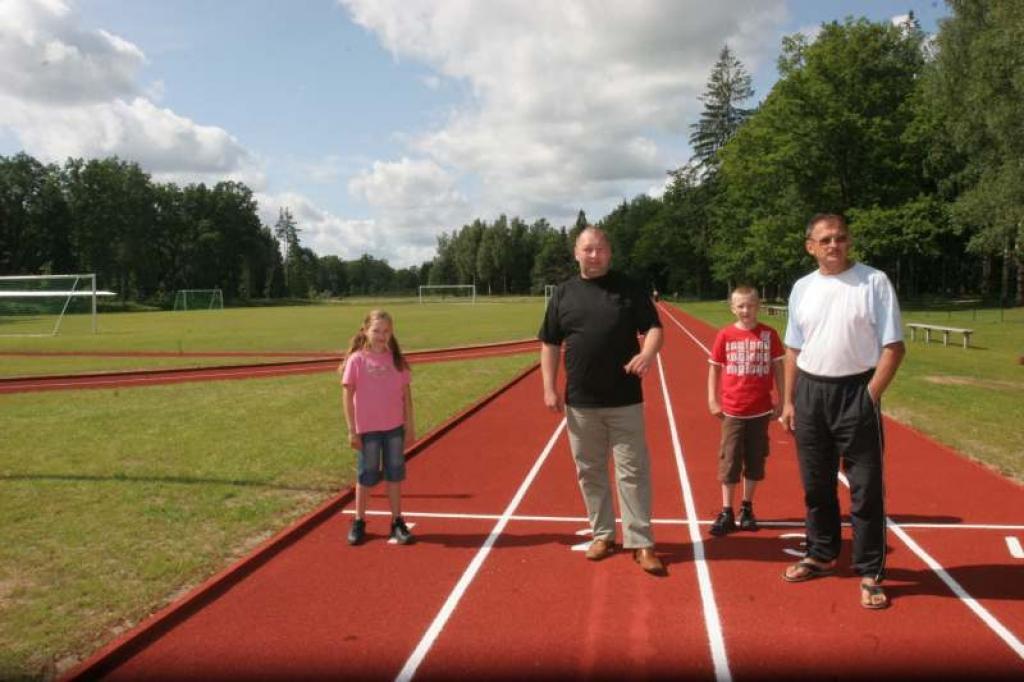 Normunds Ratseps un Vitālijs Platais uzskata, ka stadiona izveide ir labs ieguldījums pagasta iedzīvotājos, jo īpaši jauniešos. “Prieks, ka jaunieši nāk, sporto un novērtē šo iespēju,” piebilst abi.
Autors: Evita Brokāne